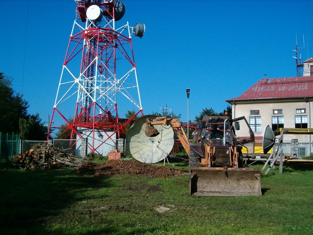 aa_tn_wykop pod fundament anteny parabolicznej.JPG